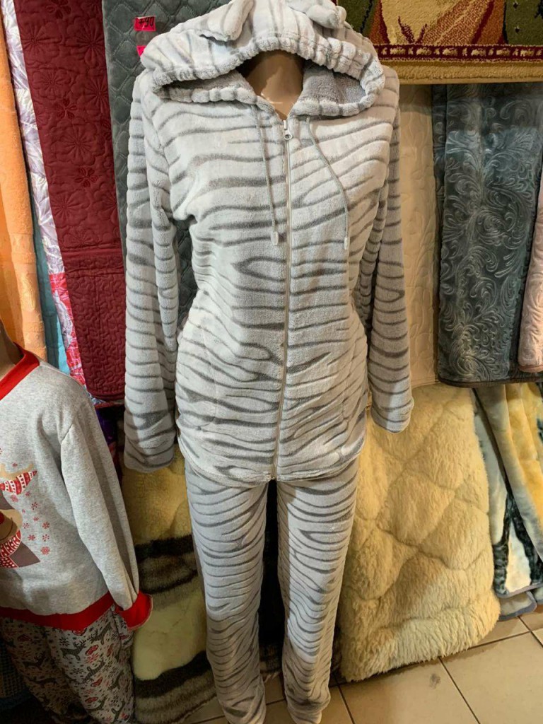 Пижама женская махровая серого цвета